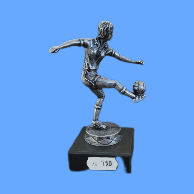 van der Storm Sportprijzen Metalen voetbal dame op voet ca. 13 cm